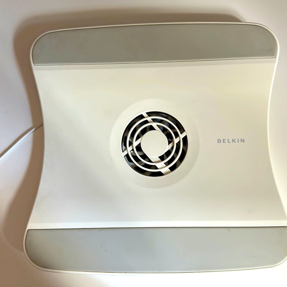 BELKIN COOLING LAPTOP STAND WITH USB CORD IN WHITE